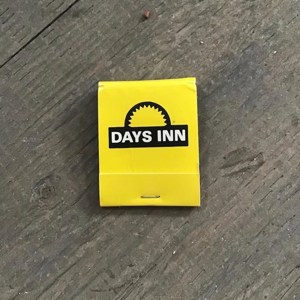 D A Y S Inn matchbook